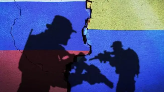 Drapeaux russe et ukrainien avec deux soldats dessus