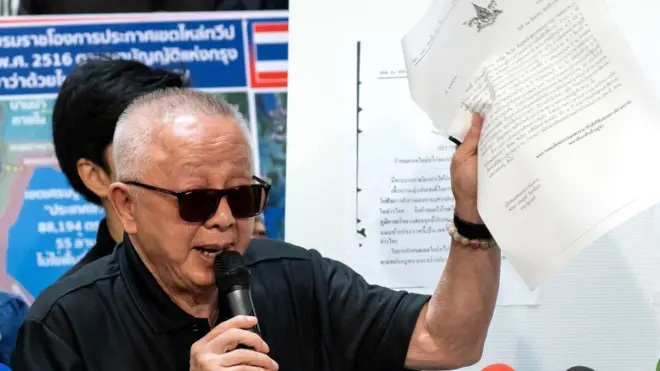 สนธิ ลิ้มทองกุล ยื่นหนังสือถึงรัฐบาลให้ยกเลิก MOU 44 โดยมี สมคิด เชื้อคง รองเลขาธิการนายกรัฐมนตรีฝ่ายการเมือง เป็นตัวแทนรับหนังสือที่ศูนย์รับเรื่องราวร้องทุกข์ทำเนียบรัฐบาล เมื่อ 9 ธ.ค.