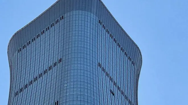 Hình ảnh đỉnh tòa tháp CITIC ở Bắc Kinh, Trung Quốc, cho thấy một lỗ hổng nơi chiếc máy bay cỡ nhỏ đã đâm vào