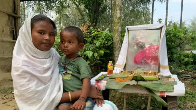 భర్త ఫొటోతో ఊర్వశి మోరాన్, వారి బిడ్డ