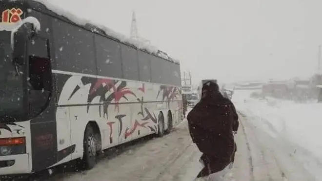 وردګو کې واوره کې بند مسافر وړونکی موټر