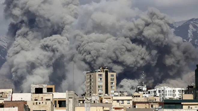 Клуби сірого диму над будівлями