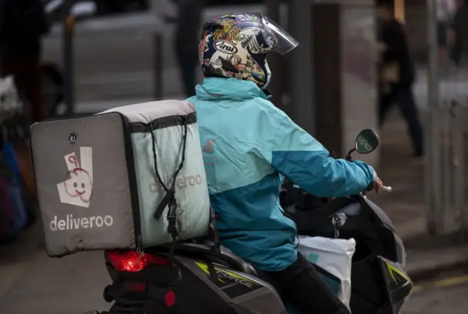 一名Deliveroo的外賣員正騎著電單車(2021年12月30日)