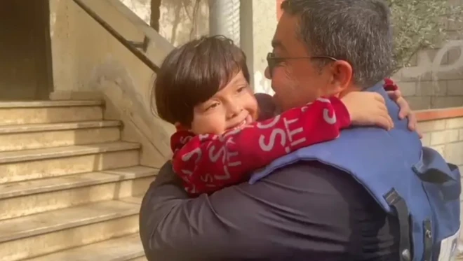 Adnan a vécu séparé de sa famille pendant plusieurs semaines, lui rendant visite quand il le pouvait.