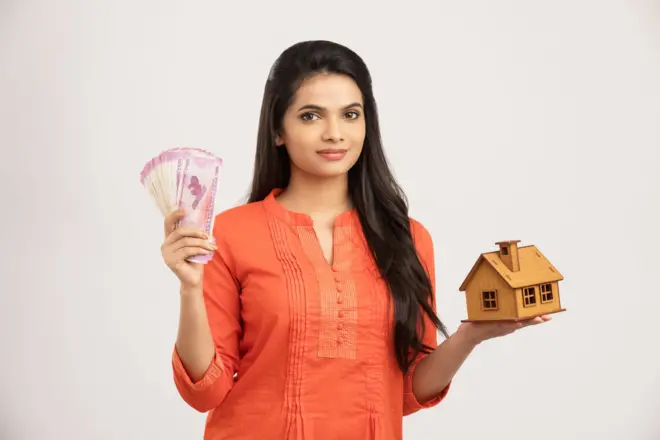 घर खरेदी करणारी महिला