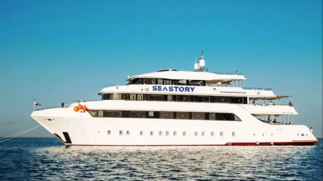 مركب سياحي.
