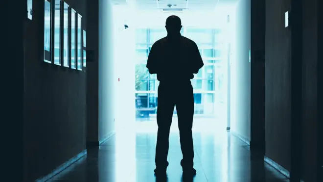 Imagen de una silueta de hombre en una cárcel 