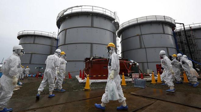Personal con ropa de protección en las instalaciones de la planta de Fukushima 