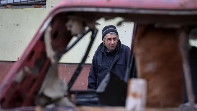 Житель Гуляйполя возле разбитого автомобиля