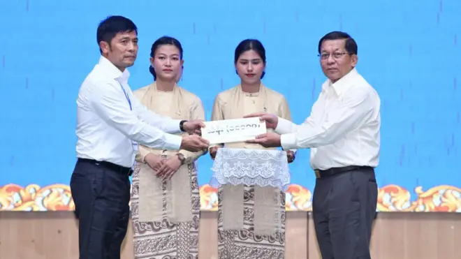 စီးပွားရေးလုပ်ငန်းရှင် ဦးမောင်ဝိတ်ရဲ့ အလှူငွေ သိန်း တစ်သောင်းကို ဦးမင်းအောင်လှိုင်လက်ခံစဉ်