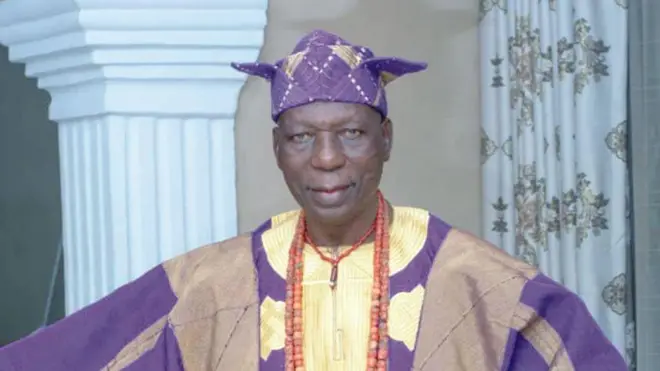 Ọba Samuel Adegbola,Eleruwa ti ilu Eruwa ree ninu agbada nla alawọ Elese Aluko. Kabiyesi de fila abetiaja, wọn fi ilẹkẹ sọrun, wọn n wo ọọkan ninu aworan yii.