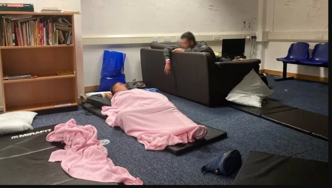 Dadka ku jira xarun ku taalla koonfurta England.