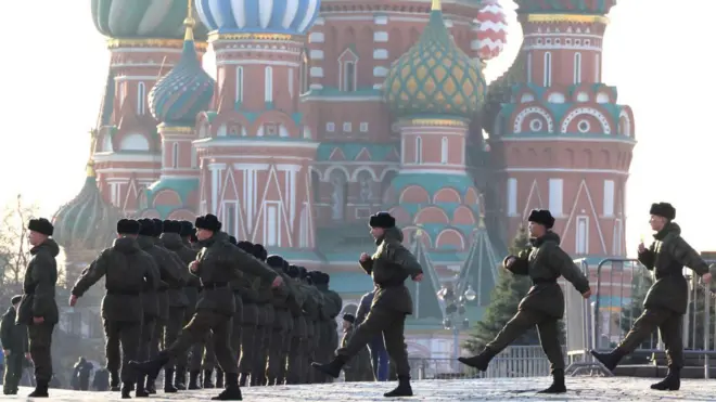 военные на Красной площади