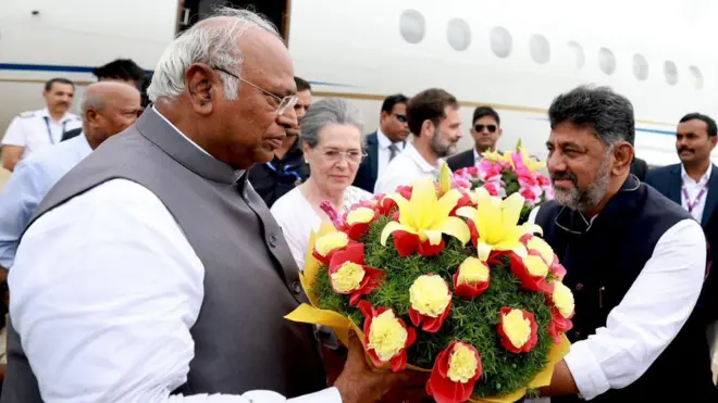 এই বৈঠকের জন্য ব্যাঙ্গালোরে আসা সোনিয়া গান্ধীকে অভ্যর্থনা জানাচ্ছেন কংগ্রেস নেতারা
