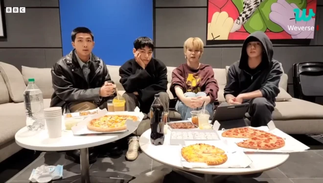 စစ်မှုမထမ်းခင် နောက်ဆုံးပြုလုပ်ထားတဲ့ ရုပ်သံတိုက်ရိုက်ထုတ်လွှင့်ချက်မှာ မြင်ရတဲ့ BTS အဖွဲ့ဝင်တွေ 