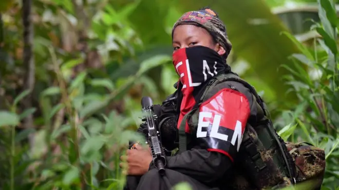 Guerrillera del ELN en la jungla en el Chocó, fotografiada en 2023. 