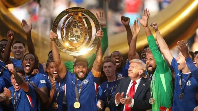 ترامپ و جام قهرمانی که در دستان بازیکنان چلسی است