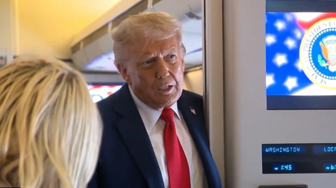 Дональд Трамп на борту своего самолета по пути из Великобритании