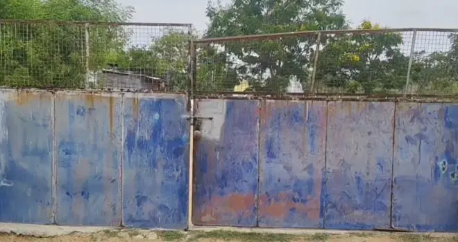 சிறுவன் கொலை செய்து புதைக்கப்பட்ட கோழிப்பணையின் முகப்பு.