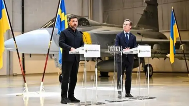 Украина Президенти Володимир Зеленский ва Швеция Бош вазири Улф Кристерссон ҳарбий қирувчи самолёт олдида