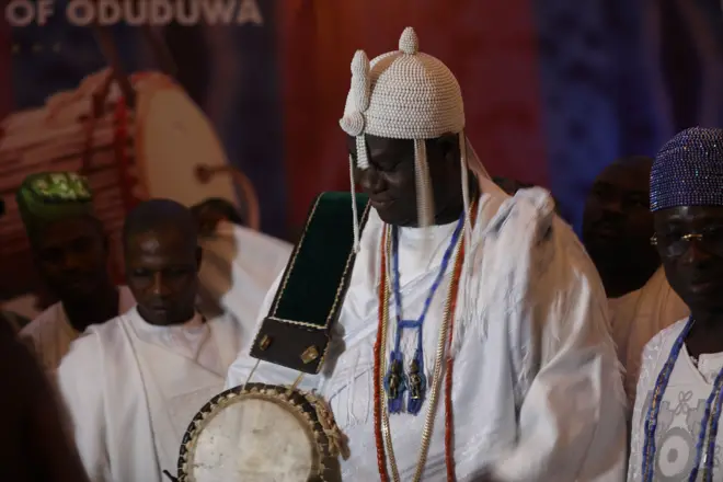 Ọọni Ile Ifẹ n lu ilu nibi ajọdun ilu Ayangalu ni ile Ifẹ.