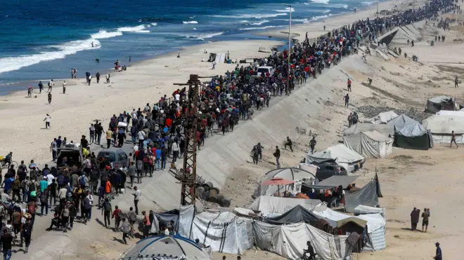 Palestyńczycy, którzy zostali przesiedleni do południowej części Strefy Gazy na rozkaz Izraela podczas wojny, idą drogą, próbując powrócić na północ po wejściu w życie zawieszenia broni między Izraelem a Hamasem w Strefie Gazy