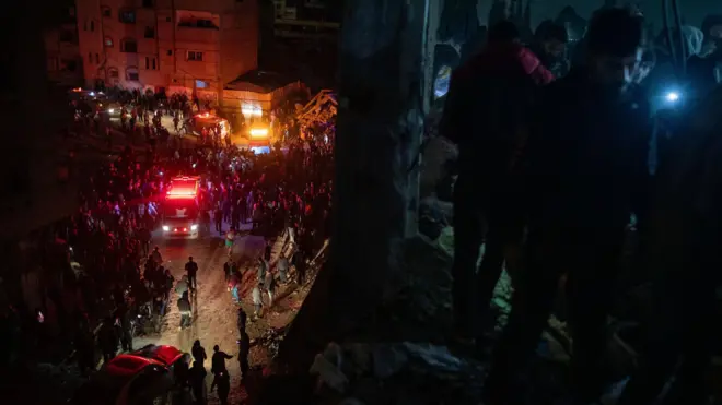 فلسطينيون يتفقدون موقع المدرسة التي استهدفتها غارة جوية إسرائيلية في خان يونس