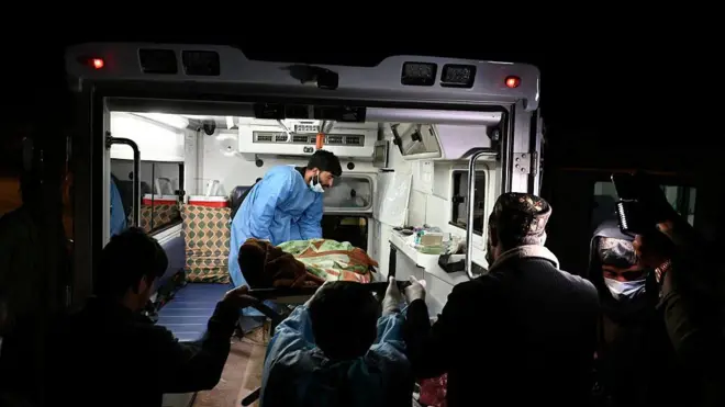 کاربران تصاویر و ویدیوهای دلخراشی از آتش و آوار بر جایمانده٬ لحظه انتقال اجساد بر روی تختهها و تکهها و مادرانی که در سوگ عزیزانشان اشک میریزند را بازنشر کردهاند