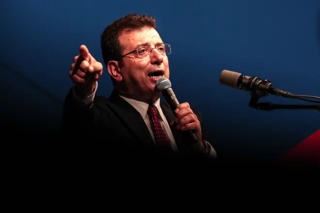 M. Imamoglu s'adressant à ses partisans à Istanbul