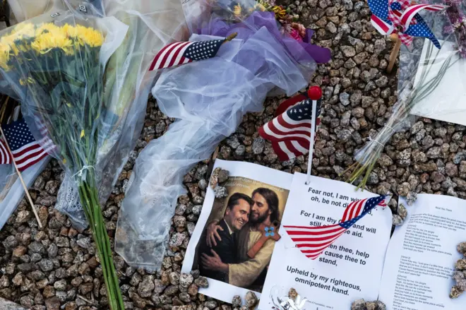 ภาพที่เอไอสร้างขึ้น ขณะพระเยซูกอด ชาร์ลี เคิร์ก เป็นส่วนหนึ่งของการแสดงความอาลัยต่อนักเคลื่อนไหวฝ่ายขวา ซึ่งถูกยิงเสียชีวิตในงานที่มหาวิทยาลัยยูทาห์แวลลีย์ ด้านนอกห้องเก็บศพแฮนเซน ซึ่งเป็นสถานที่ฝังพระศพของเขา ในเมืองฟีนิกซ์ รัฐแอริโซนา สหรัฐฯ เมื่อ 17 ก.ย.