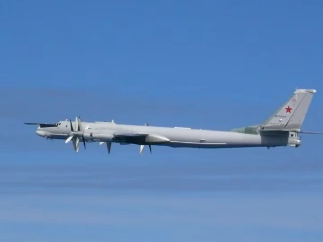Một máy bay ném bom TU-95 của Nga bay qua Biển Hoa Đông trong bức ảnh do Lực lượng Phòng vệ Trên không Nhật Bản chụp và được Văn phòng Tham mưu Liên hợp của Bộ Quốc phòng Nhật Bản công bố vào năm 2019