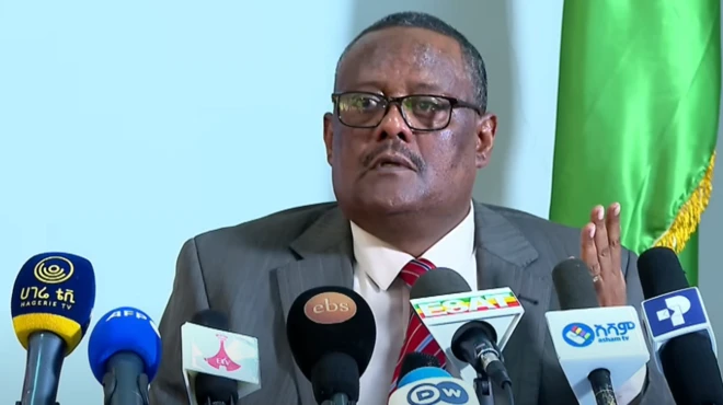 የኢትዮጵያ ሰብዓዊ መብቶች ኮሚሽነር ለጋዜጠኞች መግለጫ ሲያቀርቡ