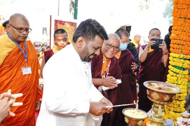 ඉන්දියාවේ නිල සංචාරයක නිරත ජනාධිපති අනුර කුමාර දිසානායක අද (දෙසැම්බර් 17 වැනිදා) පෙරවරුවේ බුද්ධගයාවට පැමිණ මහා විහාරයත්, ශ්රී මහා බෝධීන් වහන්සේත් වැඳ ආශීර්වාද ලබා ගත්තේය.