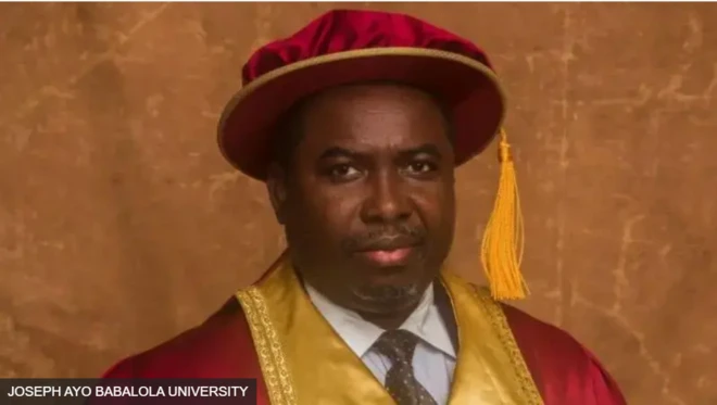 Ọ̀jọ̀gbọ́n Joash Amupitan wọ aṣọ ìkẹ́kọ̀ọ́jáde, wo ẹ̀rọ ayàwòrán