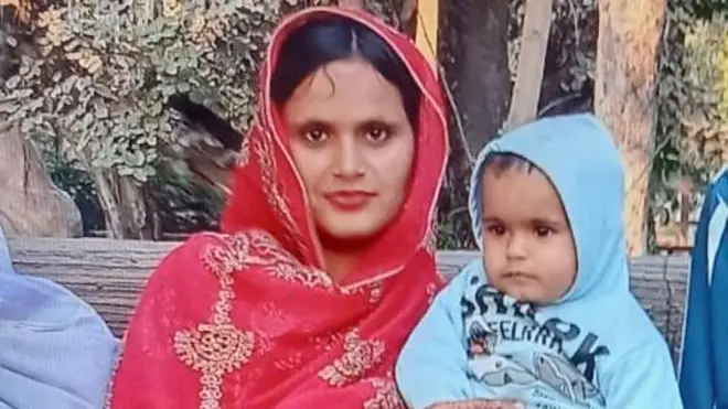 لاہور میں داتا دربار کے قریب سیوریج لائن میں گر کر ہلاک ہونے والی خاتون سعدیہ اور ان کی کمسن بیٹی