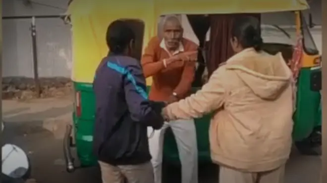 వృద్ధుడిని కొట్టిన మహిళా కానిస్టేబుళ్లు