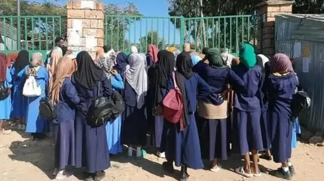 Shamarran Muslimaa Hijaaba uffatanii dareee akka hin seennee dhorman keessaa