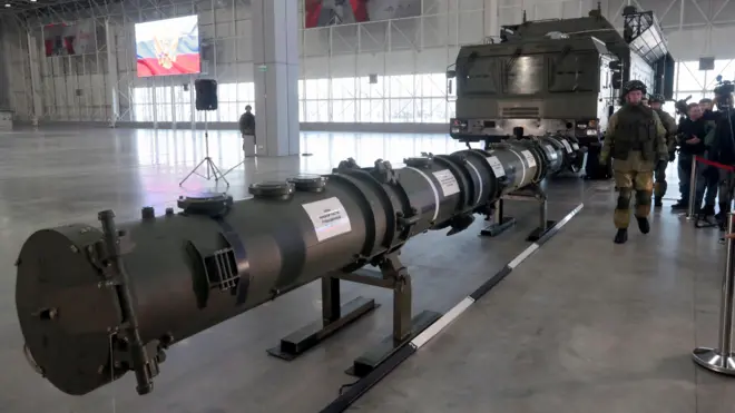 Российский военнослужащий стоит у ракетного комплекса «Искандер-М» во время брифинга, посвященного созданию крылатой ракеты наземного базирования 9М729, в военно-выставочном центре «Патриот» в Московской области, Россия, 23 января 2019 года