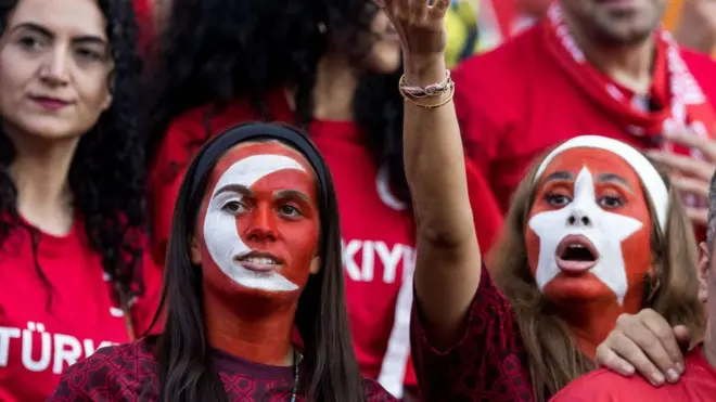 Kadın izleyiciler ay yıldız yüz makyajlarıyla türkiyeyi destekliyor.