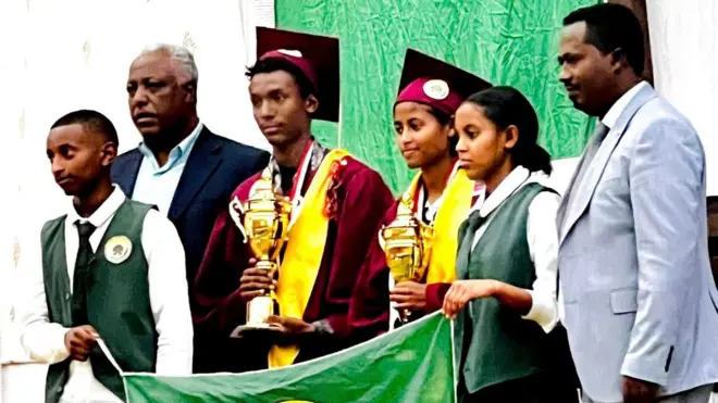 Walitti qabaa boordii WMO Obo Abbaa Duulaa Gammadaa fi Daarektara WMO Obbo Dajanee Itichaa barattoota qaxalee mana barumsaa bultii WMO waliin