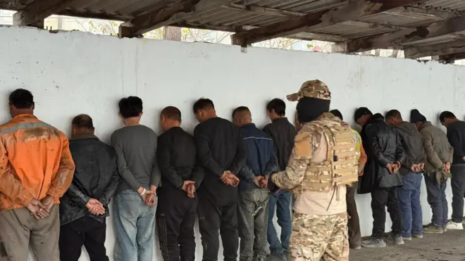 Чүйдөгү мушташтан кийин милиция бөлүмүнө жеткирилгендер. Облустук милиция тараткан сүрөт.