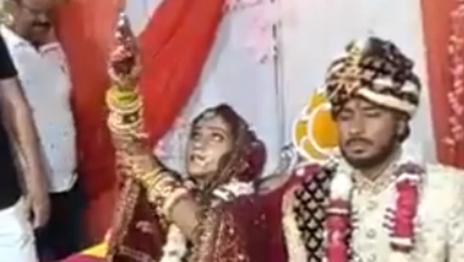 دلہن فائرنگ کر رہی ہے