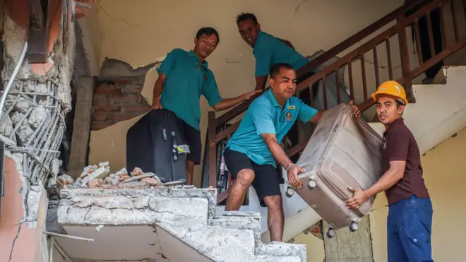 Pegawai hotel mengamankan barang-barang milik wisatawan dari gedung Hotel Jayakarta yang rusak akibat gempa di Labuan Bajo, Manggarai Barat, Nusa Tenggara Timur (NTT), Sabtu (15/8/2026). Badan Meteorologi, Klimatologi, dan Geofisika menyatakan gempa bumi berkekuatan 6,2 magnitudo dengan kedalaman 10 km di 46 kilometer timur laut Labuan Bajo itu terjadi pada pukul 06.13 WITA setelah sebelumnya gempa berkekuatan M 7,7 juga terjadi di timur laut Mbay Nagekeo, NTT. 