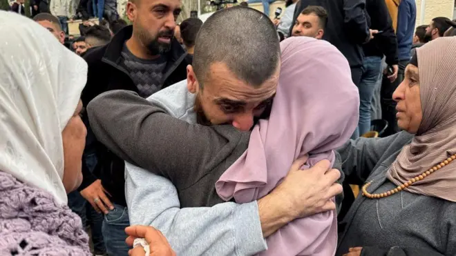 Un hombre abraza a una mujer