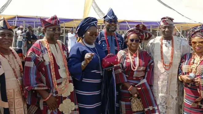 Àwọn èèyàn lọkunrin àti lobinrin tó péjú síbi àjọ̀dún àṣà nilu Ogbomoso wọ onírúurú aṣọ oke toke tilẹ̀ pẹlu ìlẹ̀kẹ̀ lọrun àti ní ọwọ́ wọn.