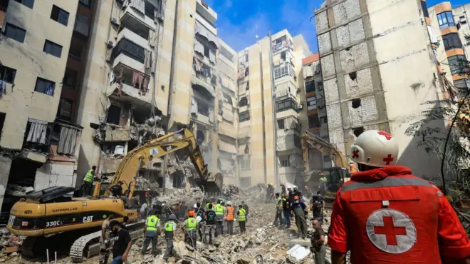 लेबनान के बेरूत में हुए इसराइल हवाई हमले से तबाह हुई इमारत के मलते को हटाए जाने का काम रविवार को भी चल रहा है