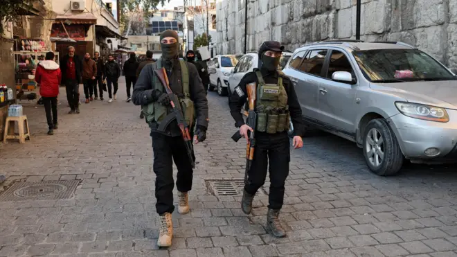 عناصر من الأمن الموالين للإدارة السورية الجديدة