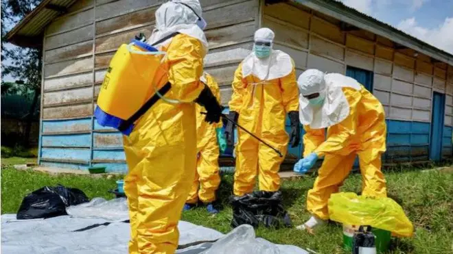 Awọn dokita to n tọju awọn alarun Ebola wọ asọ tokeyilẹ alawọ ofeefe, wọn da iboju boju, wọn si n fin oogun apakokoro ti wọn pọn sẹyin wọn