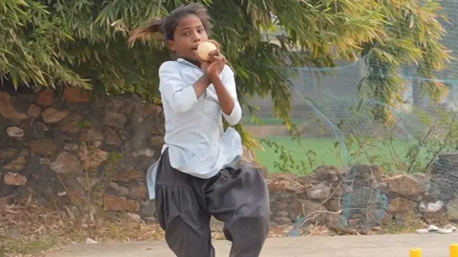 गेंदबाज़ी करतीं सुशीला