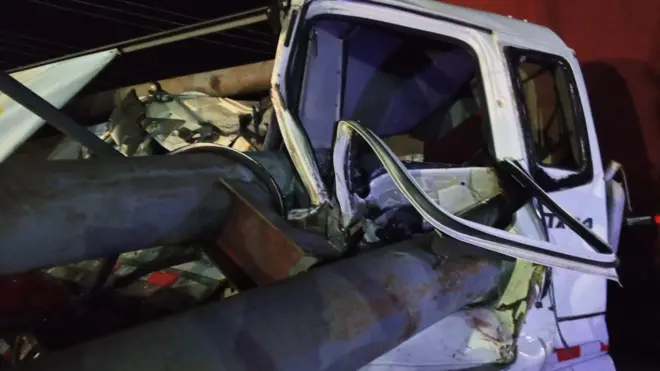 Ọkọ tirela ti afẹfẹ ojo naa gbe irin lu mọlẹ ree